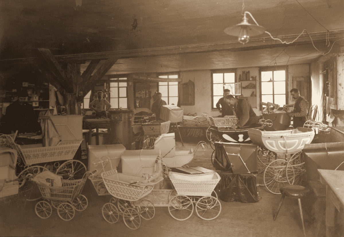 Historische Wisa-Gloria-Werkstatt mit Arbeitern und Kinderwagen