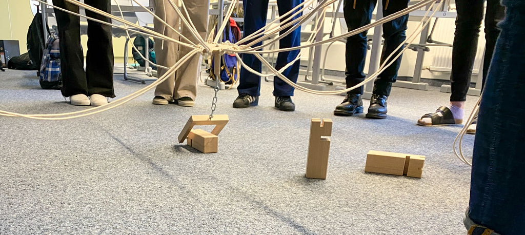 Gruppe spielt den Fröbelturm im Schulzimmer