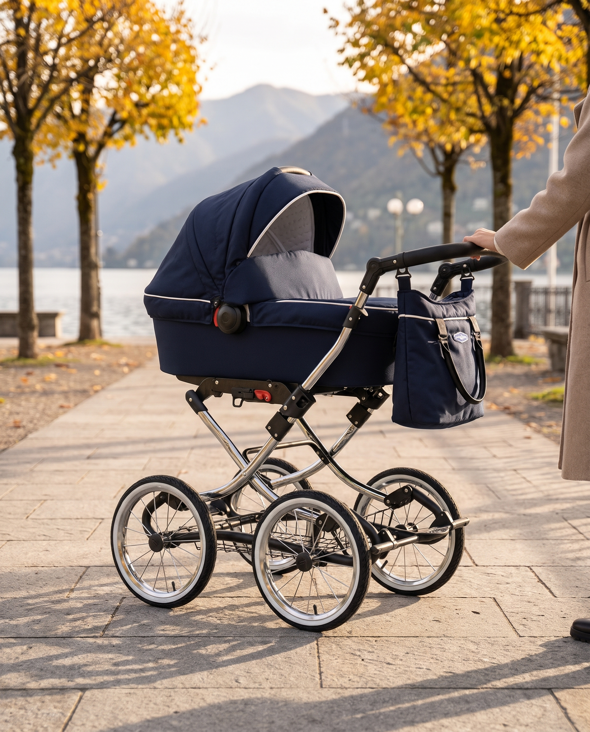 Royal-Blauer Kinderwagen auf einer Seepromenade im Herbst (KI-generiertes Stimmungsbild)