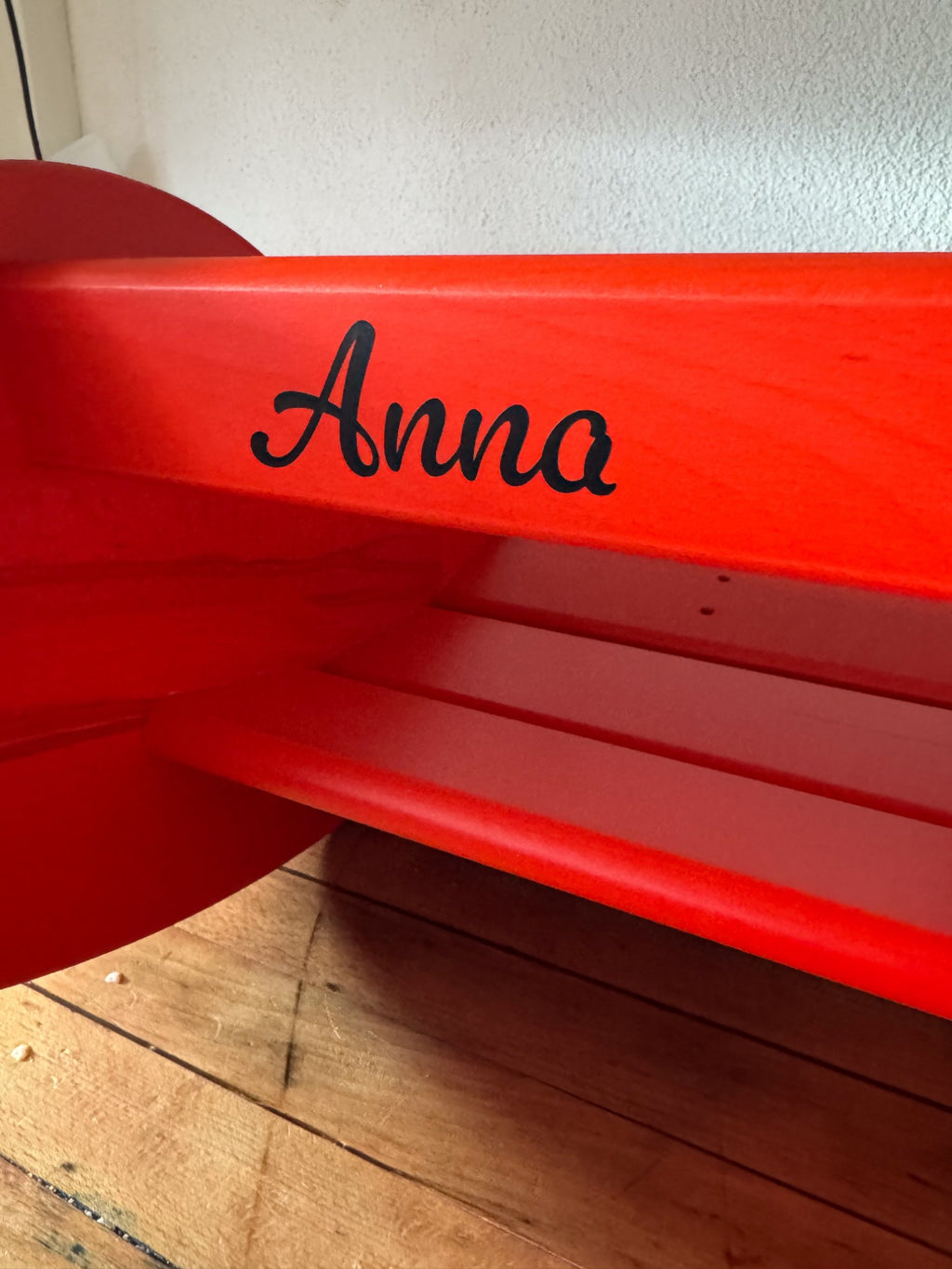 Personalisierte Wisa-Gloria-Schaukelschnecke mit Namen in geschwungener Schrift auf der Lehne