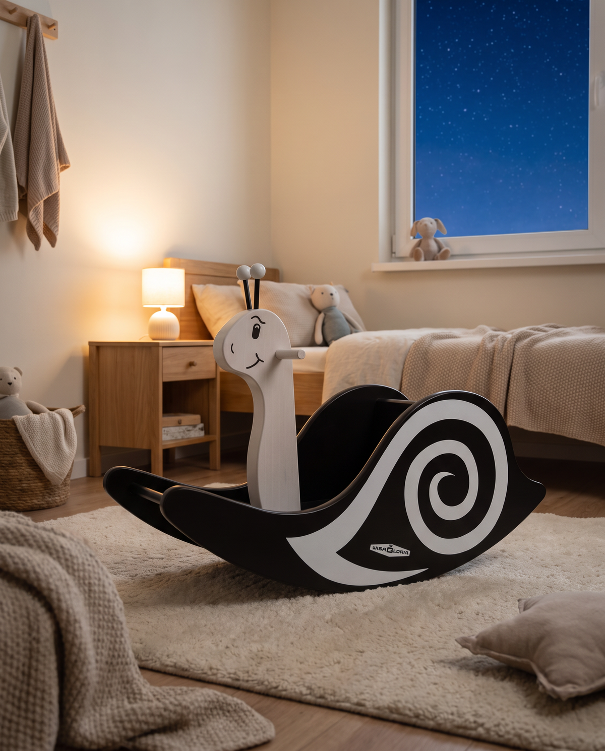 Schaukelschnecke Midnight Edition im Kinderzimmer (KI-generiertes Stimmungsbild)
