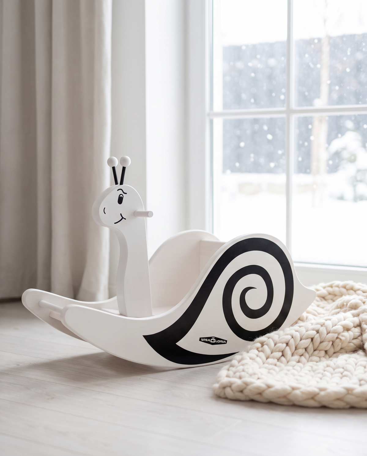 Schaukelschnecke Snow Edition im Kinderzimmer (KI-generiertes Stimmungsbild)